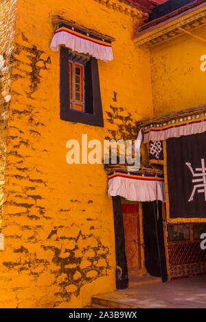 Jeunes moines pour le thé à l'adoration de moines dans la salle Coqen ou Grande salle dans le monastère de Ganden sur Wangbur Mountain près de Lhassa, au Tibet. Banque D'Images