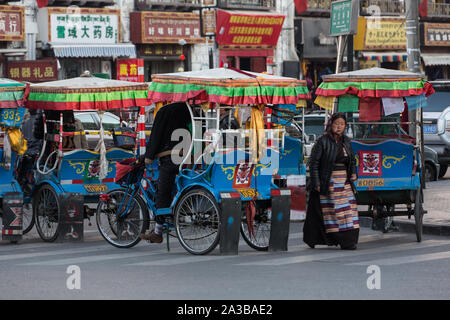 Un pedicab est un moyen de transport économique à Lhassa, au Tibet. Banque D'Images