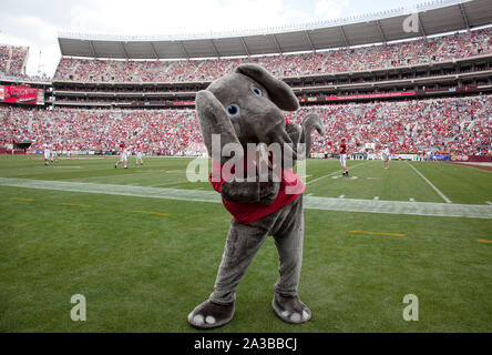 Depuis les années 1930, Big Al, l'Alabama Crimson Tide mascotte de l'équipe de football a applaudi l'équipe à la victoire à l'Université de l'Alabama, Tuscaloosa, Alabama Banque D'Images