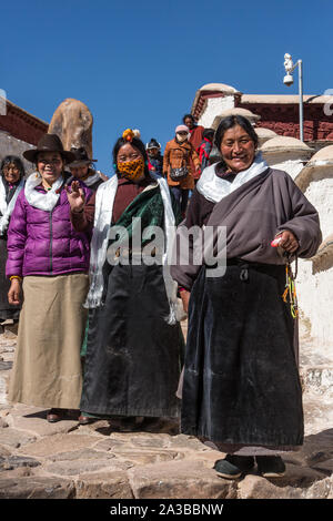 Khamba les femmes tibétaines de la région Kham du Tibet en pèlerinage pour visiter le palais du Potala à Lhassa, Tibet vêtu de blanc de la prière bouddhiste les écharpes. Banque D'Images