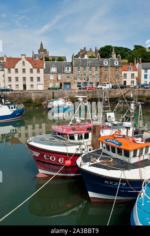 Les bateaux de pêche amarrés dans le port de Pittenweem. Fife, Scotland Banque D'Images