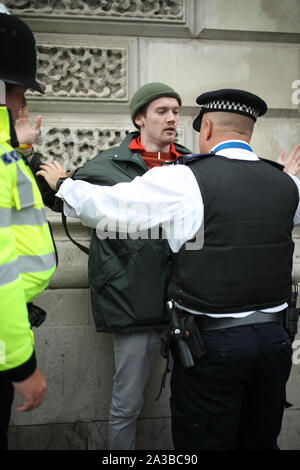 Un policier parle d'une rébellion d'Extinction (XR) protestataire à Westminster, Londres. Banque D'Images