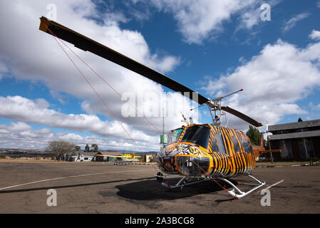 Vryheid, Afrique du Sud, 1er octobre 2019. Un hélicoptère Huey Bell avec un travail de peinture personnalisé motif tigre est prête pour l'action au cours de la saison de lutte contre les incendies dans la région de Vryheid, Afrique du Sud. Bell hélicoptères Huey sont un modèle développé pour les militaires américains et largement utilisés pendant et après la guerre du Vietnam. Banque D'Images