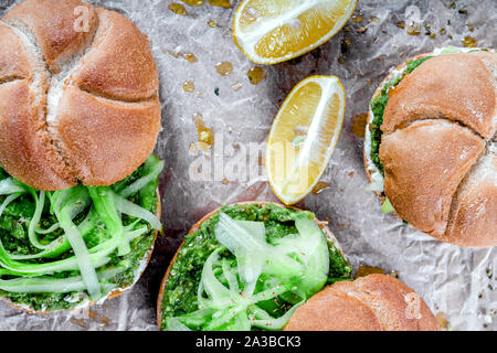 L'avocat grec Sandwiches avec tranches de concombre Banque D'Images