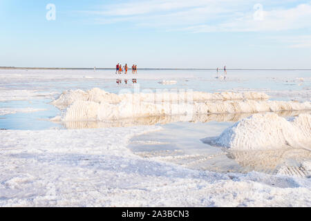 Salt Lake Burlin près du village de bursol, Slavgorod district. De l'Altaï, en Russie. Les touristes à pied sur l'eau salée Banque D'Images