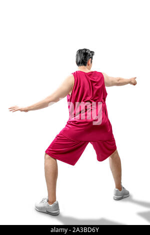 Vue arrière du joueur de basket-ball homme asiatique dans la pose de dribbler le ballon isolated over white background Banque D'Images