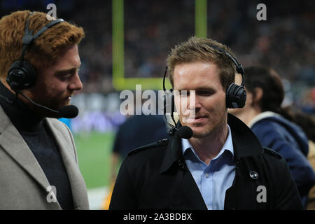 Londres, ANGLETERRE - 06 octobre 2019 : l'Angleterre cricket Jonny Bairstow et Eoin Morgan au cours de la NFL match entre les Chicago Bears et Oakland Raiders à Tottenham Stadium à Londres, Royaume-Uni. Banque D'Images