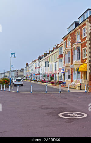 Une jolie rangée de 3 story station balnéaire traditionnelle hôtels, pensions et maisons privées. Brunswick terrasse donne sur la mer et de nombreuses maisons ont des drapeaux. Banque D'Images