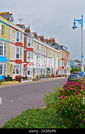 Une jolie rangée de 3 story station balnéaire traditionnelle hôtels, pensions et maisons privées. Brunswick terrasse donne sur la mer et de nombreuses maisons ont des drapeaux. Banque D'Images