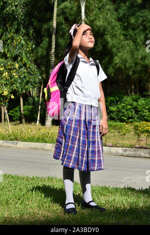 Problèmes de mémoire de l'étudiant jeune fille portant des uniformes scolaires Banque D'Images