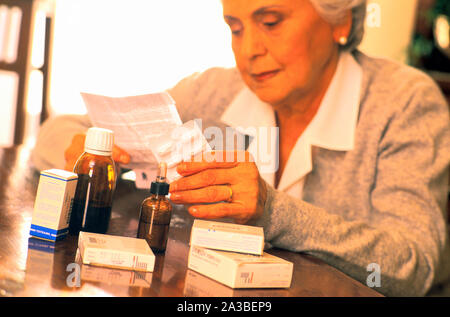 Une femme âgée, médecine, note explicative Banque D'Images