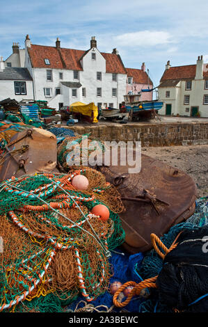 L'équipement de pêche sur les quais du port. Pittenweem, Fife, Scotland Banque D'Images