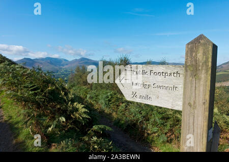 Panneau de chemin de pied public en bois montrant la voie au sommet de Lattigg près de Keswick Cumbria Lake District National Park Angleterre Royaume-Uni Grande-Bretagne Banque D'Images