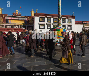 Les pèlerins du bouddhisme tibétain Kham, région est du Tibet circumambulating autour du temple du Jokhang à Lhassa, au Tibet. Banque D'Images