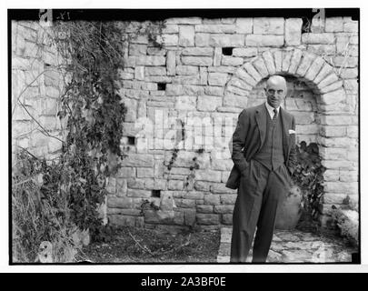 Sir Harold McMichael [c.-à-d., MacMichael], H.C. [C.-à-d., Haut Commissaire] pour la Palestine au jardin en contrebas de la résidence. Banque D'Images