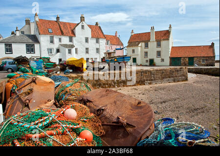 L'équipement de pêche sur les quais du port. Pittenweem, Fife, Scotland Banque D'Images