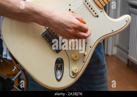 Guy jouer à la guitare électrique Fender Stratocaster Banque D'Images