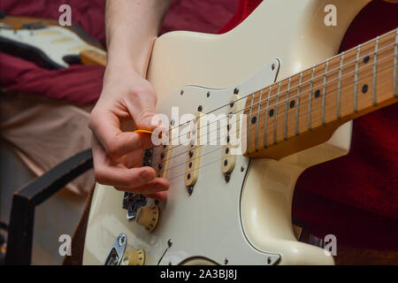 Guy jouer à la guitare électrique Fender Stratocaster Banque D'Images