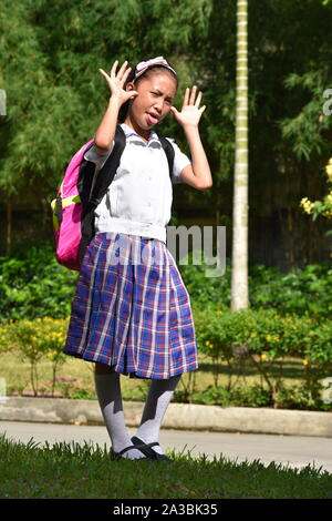 Jeune étudiante Making funny faces portant des uniformes scolaires Banque D'Images