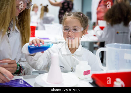 Centre scientifique finlandais Heureka à Vantaa. Laboratoire de chimie de l'enfant dans le musée interactif-scientifique. Petite fille est excité au sujet de la chimie Banque D'Images