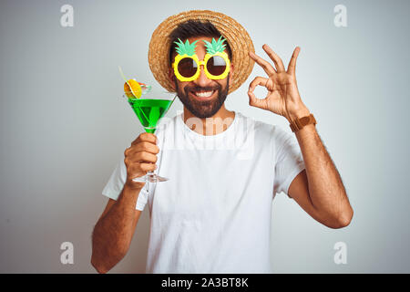 L'été indien homme portant un regard amusé cocktail sur fond blanc isolé ok faire signer avec les doigts, symbole excellent Banque D'Images