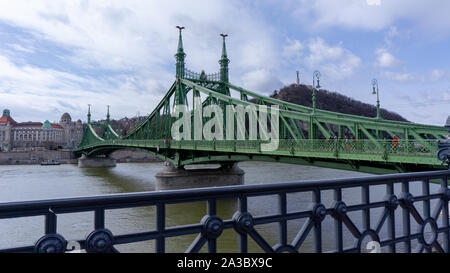 Budapest Hongrie 03 16 2019 les touristes et les habitants de pont de la liberté à Budapest Banque D'Images