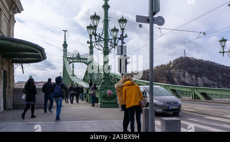 Budapest Hongrie 03 16 2019 les touristes de prendre des photos sur le pont de la liberté à Budapest Banque D'Images
