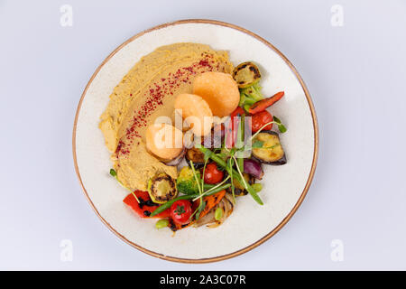 Kyufta ou barbecue avec des collations de légumes grillés, copeaux et hummuson fond blanc Banque D'Images