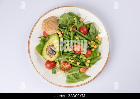 Aliments naturels sains. Salade avec des légumes verts, des vitamines dans l'assiette. haricots asperges salade de tomates à l'avocat Banque D'Images