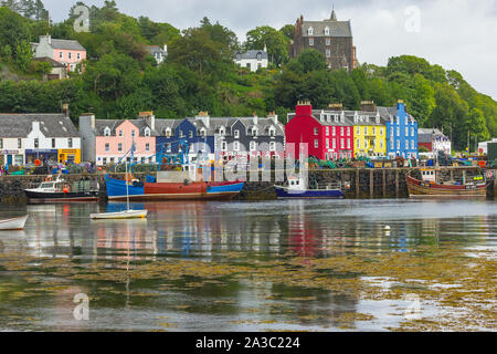 Tobermory, Isle of Mull, Scotland. Les maisons colorées et des boutiques donnant sur le port. Célèbre pour le programme de télévision pour enfants 'Ballamory» Banque D'Images