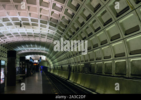 Washington DC, USA - 9 juin 2019 : Les passagers sont en attente pour le prochain train Métro au Capitol South Station à Washington DC. Banque D'Images