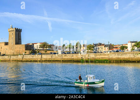 En France, en Vendée, Les Sables d'Olonne, le canal et le quartier de la Chaume avec la tour d'Arundel // France, Vendée (85), Les Sables-d'Olonne, le chenal et quar Banque D'Images