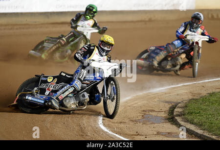 Gagnant Jason Doyle de l'Australie, avant, Patryk Dudek de Pologne, l'arrière gauche, et Lebedevs Andzejs de Lettonie, le dos droit en action pendant le casque d'or, 71e concours international speedway à Pardubice, République tchèque, le 6 octobre 2019. (Photo/CTK Josef Vostarek) Banque D'Images