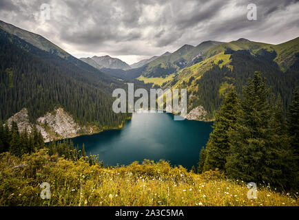 Belle vue sur le lac Kolsai de haute montagne au Kazakhstan, en Asie centrale Banque D'Images