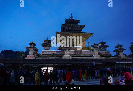 Katmandou, Népal. 07Th Oct, 2019. Les dévots à l'Talaju au culte du temple pendant le festival.Dashain est célébré pour marquer la victoire d'après des écrits religieux hindou de Ramayan sur le mal roi démon Ravana et plus le démon Mahisasur qui terrorise les habitants de cruellement dans l'Inde sous forme d'un buffle d'eau qui fait rage. Credit : SOPA/Alamy Images Limited Live News Banque D'Images