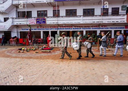Katmandou, Népal. 07Th Oct, 2019. L'armée népalaise en mars à jouer de la batterie pendant le festival.Dashain est célébré pour marquer la victoire d'après des écrits religieux hindou de Ramayan sur le mal roi démon Ravana et plus le démon Mahisasur qui terrorise les habitants de cruellement dans l'Inde sous forme d'un buffle d'eau qui fait rage. Credit : SOPA/Alamy Images Limited Live News Banque D'Images