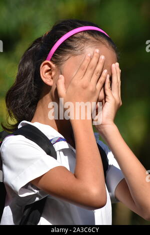 Jeune Fille de l'école divers malheureux avec les ordinateurs portables Banque D'Images