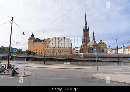 Vue sur la rue de l'église de Riddarholm médiévale historique, Stockholm, Suède avec une intersection dans l'avant-plan dans un concept de voyage Banque D'Images