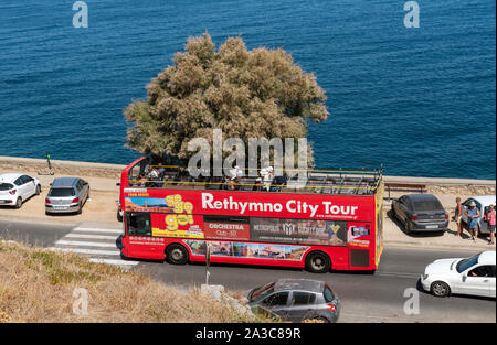 Rethymno, Crète, Grèce. Septembre 2019. Un aperçu d'un open top bus rouge en tournée dans la ville de Rethymno, Crète Banque D'Images