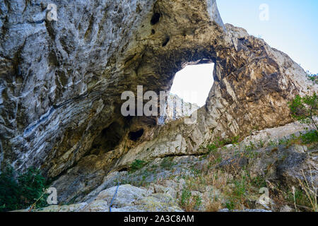 Grotte dans les gorges de Turda Hili (Cheile Turzii) Roumanie (vue de la via ferrata route qui passe par elle. Concept d'aventure. Banque D'Images