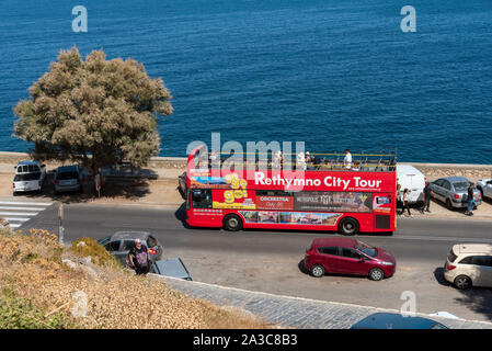 Rethymno, Crète, Grèce. Septembre 2019. Un aperçu d'un open top bus rouge en tournée dans la ville de Rethymno, Crète Banque D'Images