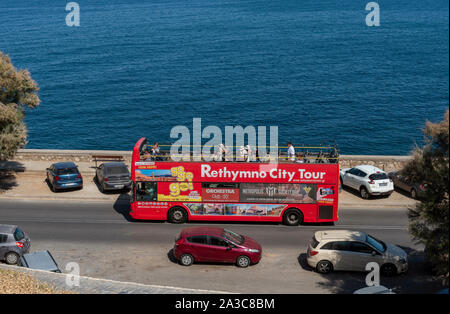 Rethymno, Crète, Grèce. Septembre 2019. Un aperçu d'un open top bus rouge en tournée dans la ville de Rethymno, Crète Banque D'Images