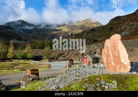 Rock peint en cuivre, une partie du cuivre dans nos veines route de l'art dans la vallée, Coniston Coppermines, Lake District, Cumbria Banque D'Images