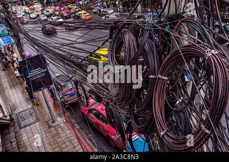 De nouvelles masses de câblage de données Internet en cours d'installation à Bangkok, Thaïlande. Le mois de mars de l'âge des données technologiques ne peut pas être ralenti ou arrêté ! Banque D'Images