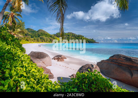 Couple solitaire sur belle plage Anse Intendance exotiques de l'île de Mahé, Seychelles Banque D'Images