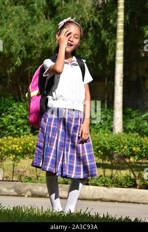 Young Asian School Girl et la perte de mémoire en uniforme avec les ordinateurs portables Banque D'Images