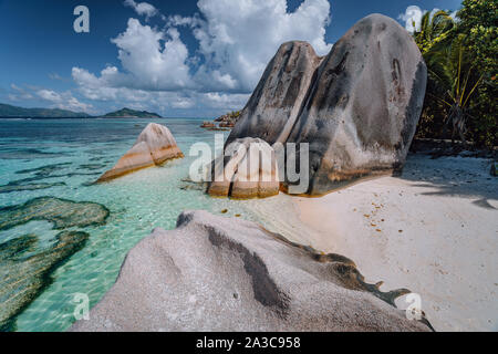 Célèbre Anse Source d'argent. Exotic Tropical Paradise Beach sur l'île de La Digue aux Seychelles. D'énormes rochers de granit et blue lagoon Banque D'Images