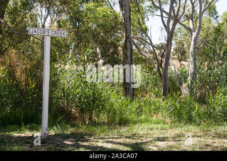 Un signe, Jacobs Creek sur la rive de Jacobs Creek dans le parc à l'Jacobs winery dans la région viticole de la Barossa Valley en Australie du Sud. Il y a Banque D'Images