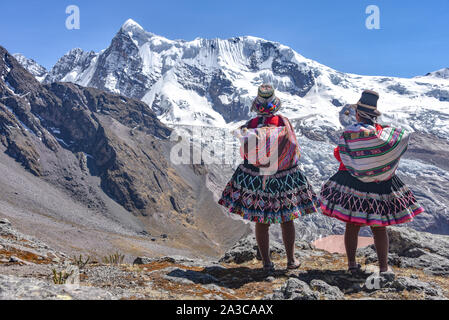 Filles Quechua admirer sur la montagne andine sur le sentier de l'Ausangate. Cusco, Pérou Banque D'Images