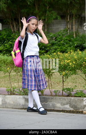 Prep Girl Making funny faces d'étudiants portant des uniformes scolaires Banque D'Images